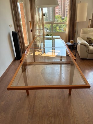Mesa de comedor de madera y cristal