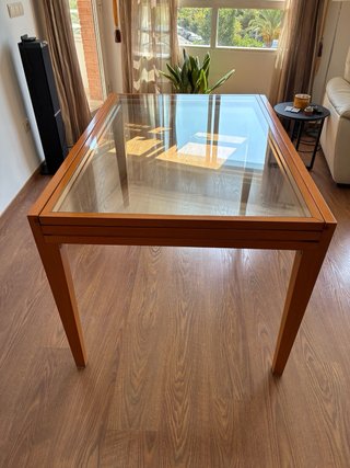 Mesa de comedor de madera y cristal