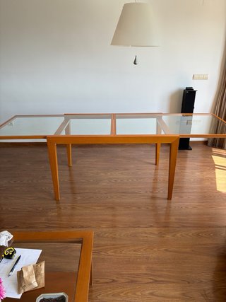 Mesa de comedor de madera y cristal