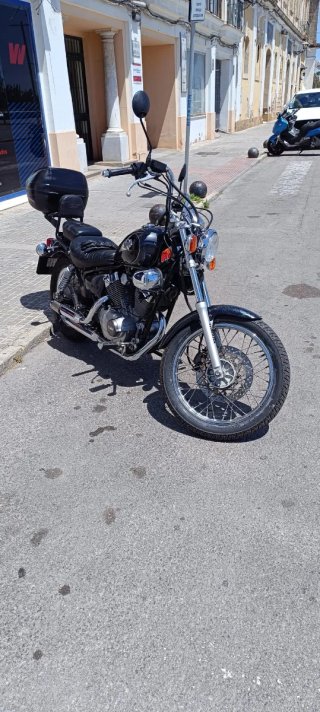 Moto Cruiser Negra con Maletero