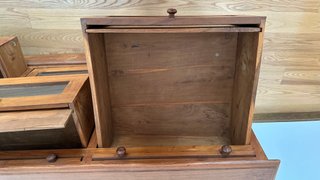 Cajonera de madera tropical con cristal