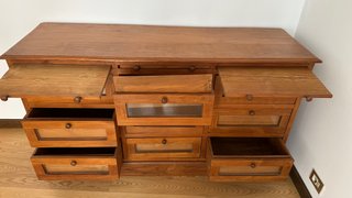 Cajonera de madera tropical con cristal