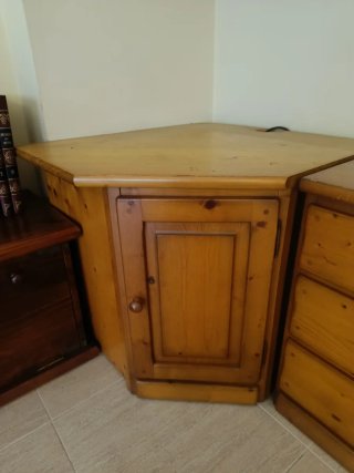 Mueble de comedor de madera y cristal