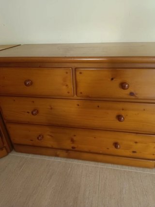 Mueble de comedor de madera y cristal