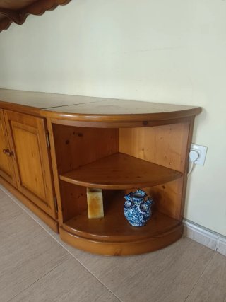 Mueble de comedor de madera y cristal
