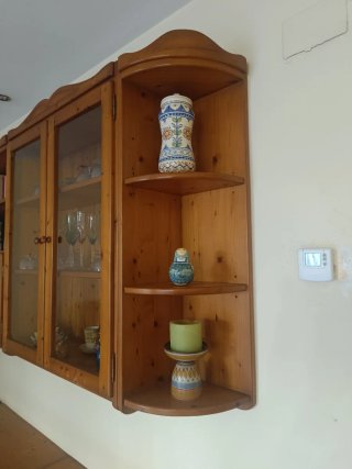 Mueble de comedor de madera y cristal
