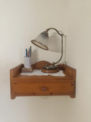 Mueble de comedor de madera y cristal