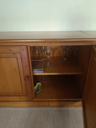 Mueble de comedor de madera y cristal