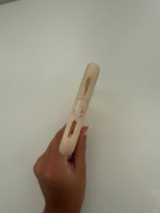 Funda beige iPhone 11con diseño de hojas