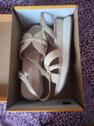 Sandalias Gioseppo Beige y Doradas