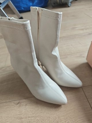 Botines crema tacón fino punta fina