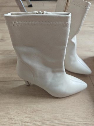 Botines crema tacón fino punta fina