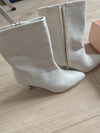 Botines crema tacón fino punta fina