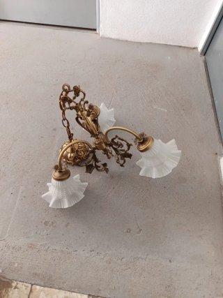 Lámpara de techo antigua dorada, de tres focos