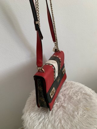 Bolso Guess Multicolor y Rojo