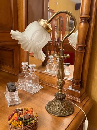 Lámpara de mesa antigua con tulipa de flor