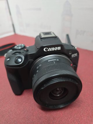 Cámara Canon EOS R50 + Objetivo 18-45mm
