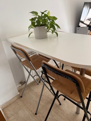 Mesa de comedor con 4 taburetes