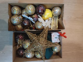Árbol de Navidad con adornos y cesto