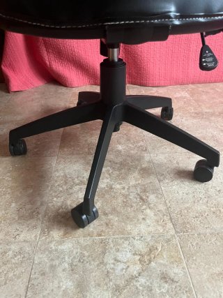 Sillón de oficina negro, de piel