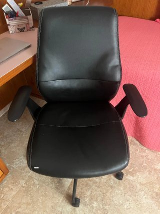 Sillón de oficina negro, de piel