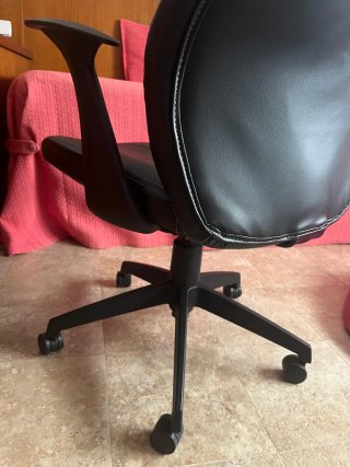 Sillón de oficina negro, de piel