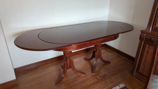 Mesa de comedor ovalada extensible de madera