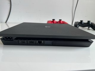 PS4 Slim 1TB + 2 Mandos + Cascos + FIFA 24