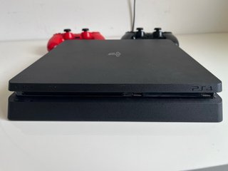 PS4 Slim 1TB + 2 Mandos + Cascos + FIFA 24