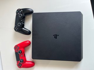PS4 Slim 1TB + 2 Mandos + Cascos + FIFA 24