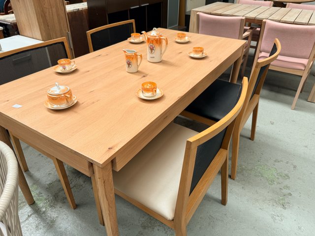 Mesa de comedor de madera