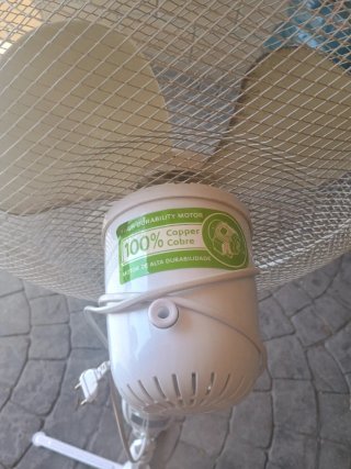 Ventilador de pie negro y beige