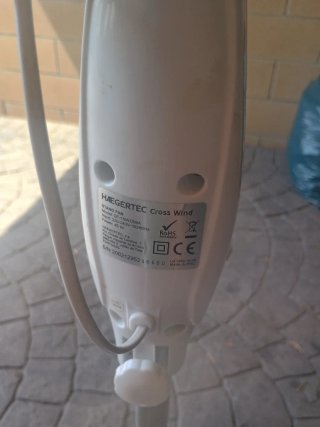 Ventilador de pie negro y beige