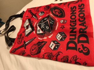 Bolsa de rol, dados y figura heroe