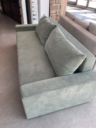 Sofá cama verde con arcón