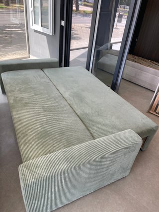 Sofá cama verde con arcón