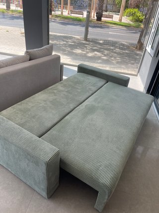 Sofá cama verde con arcón