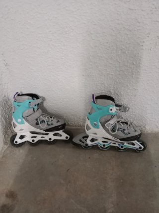 Patines en línea grises con protecciones
