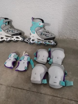Patines en línea grises con protecciones