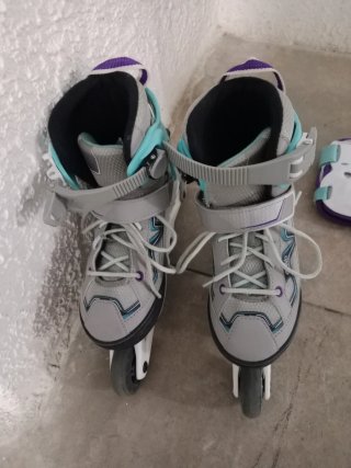 Patines en línea grises con protecciones