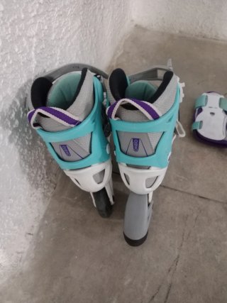 Patines en línea grises con protecciones