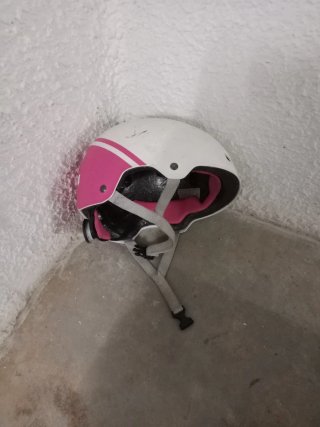 Patines en línea grises con protecciones