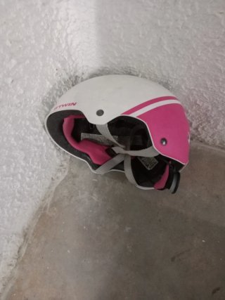 Patines en línea grises con protecciones