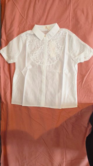 Camisa blanca con encaje