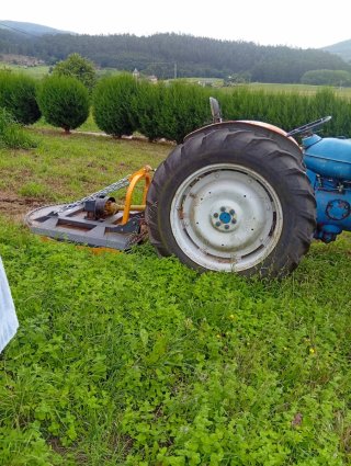 Tractor super ebro con desbrozadora