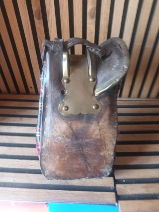 Silla de montar antigua de cuero