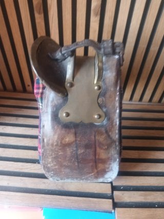 Silla de montar antigua de cuero