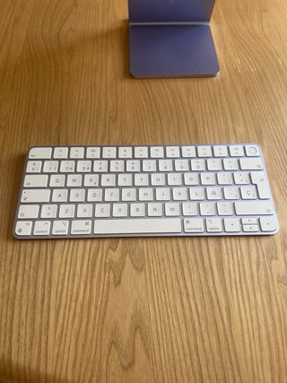 Apple iMac 24” Chip M1. Púrpura. Raya pantalla
