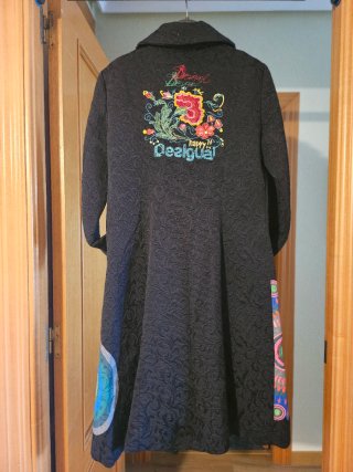 Abrigo Desigual negro bordado multicolor