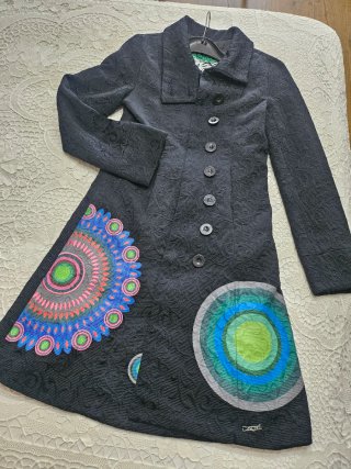 Abrigo Desigual negro bordado multicolor